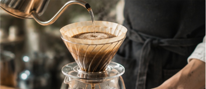 ドリッパーとサーバーでコーヒーを抽出している様子